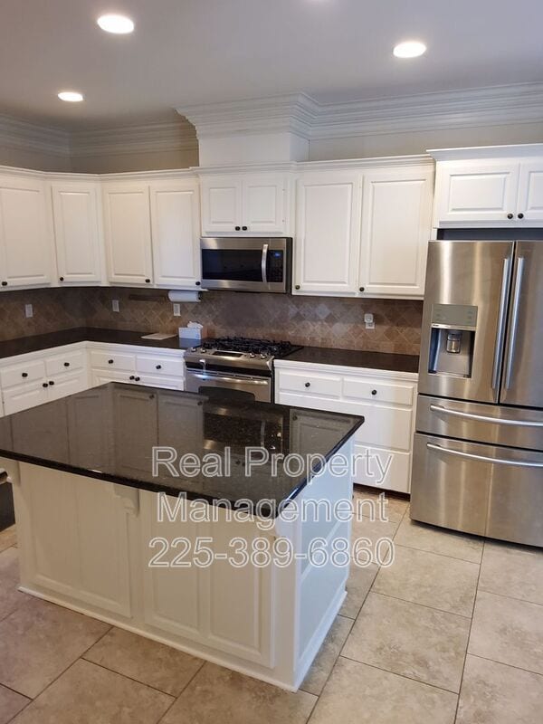 Building Photo - 10950 Hillpark Ave