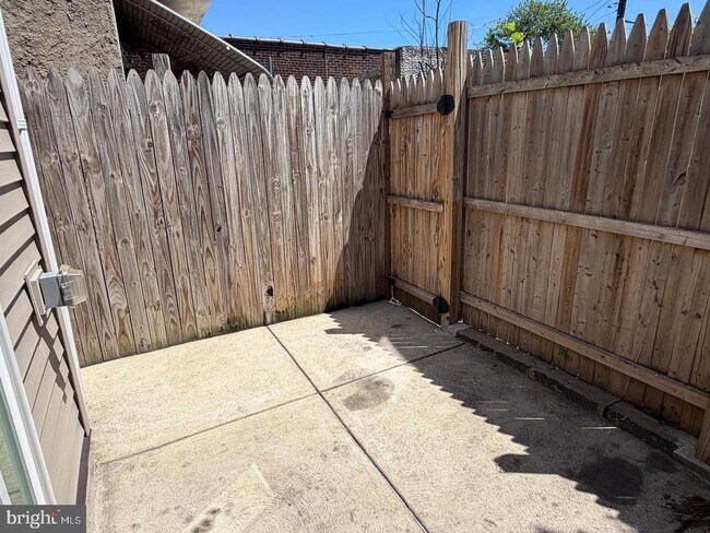 Building Photo - 2643 N Mascher St