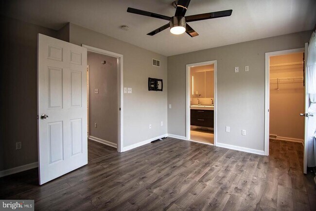 Building Photo - 5620 Queen Anne Ct