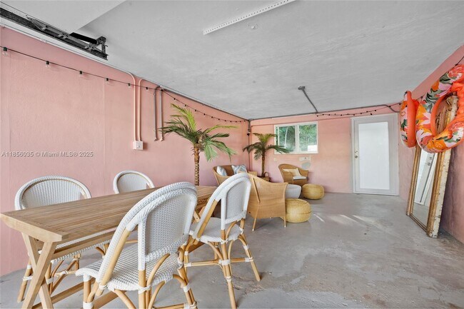 Building Photo - 242 Bougainvillea St
