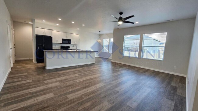 Building Photo - Like New Home With Community Pool!