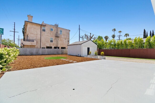 Building Photo - BEAUTIFUL CORNER HOUSE IN THE HEART OF VAL...