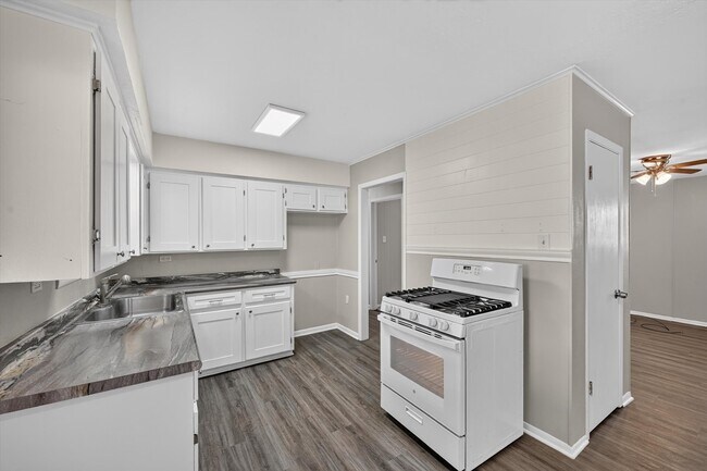 Building Photo - 208 D St