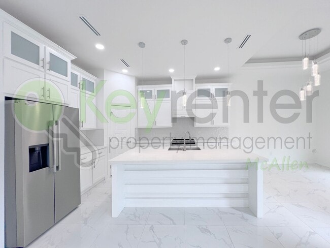 Building Photo - Stunning - 3 b/2.5 bath Home - Don't Miss Out!