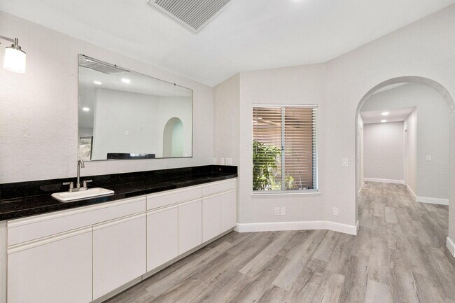 Building Photo - 39495 Regency Way