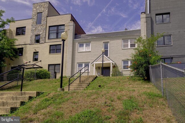 Building Photo - 1932 3rd St NE