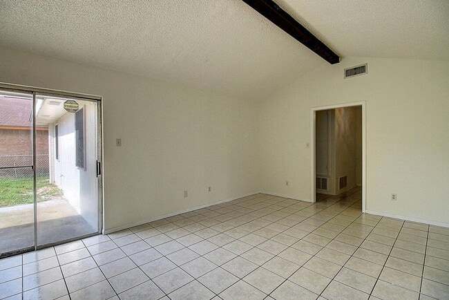 Building Photo - 2202 Saxony Dr