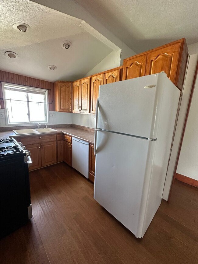 Building Photo - 646 S Coleman St