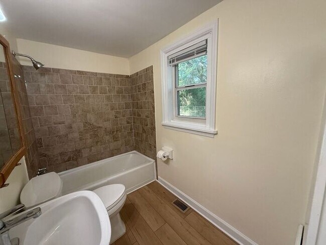 Building Photo - Pensacola - 32503 - 2 bedroom, 2 bathroom