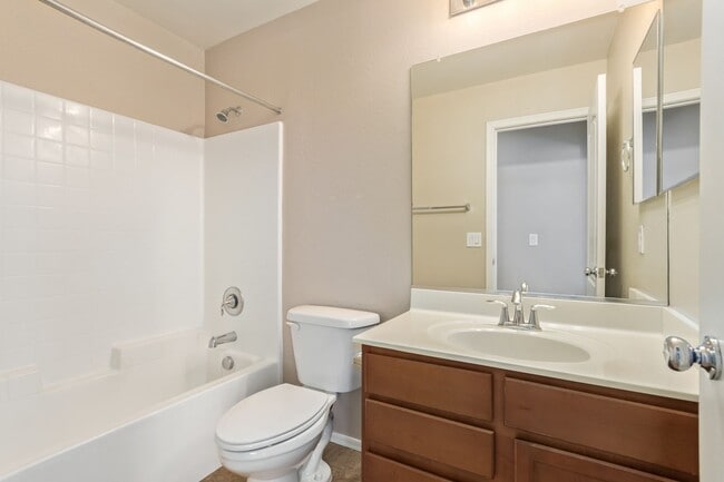 Building Photo - Welcome Home 3B/2BA in Lyons Gate!