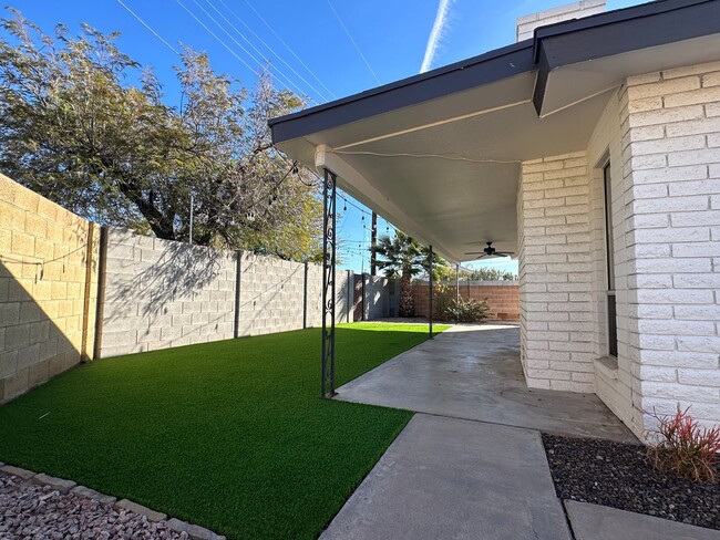 Building Photo - Scottsdale, 3 bed, 2 bath, 2 car garage, 1...