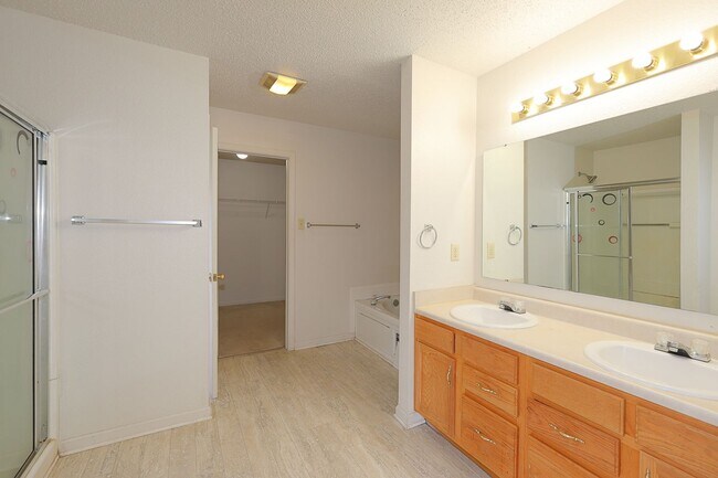 Building Photo - Spacious 4-Bed Waterfront Home in Westmere...