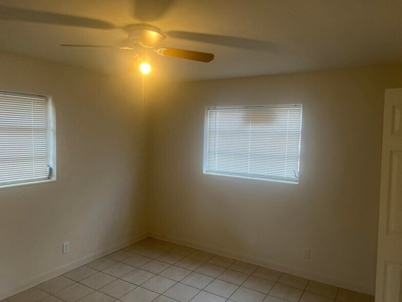 Building Photo - 2410 SW 44th Ave