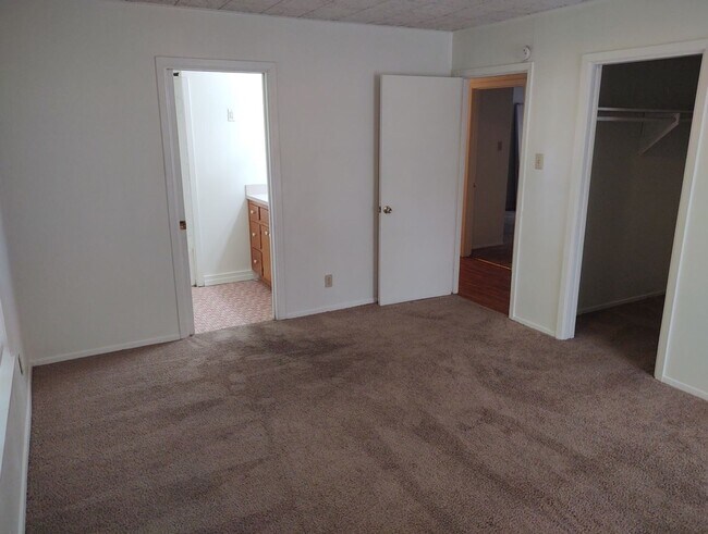 Building Photo - 2112 I 35 N Frontage Rd
