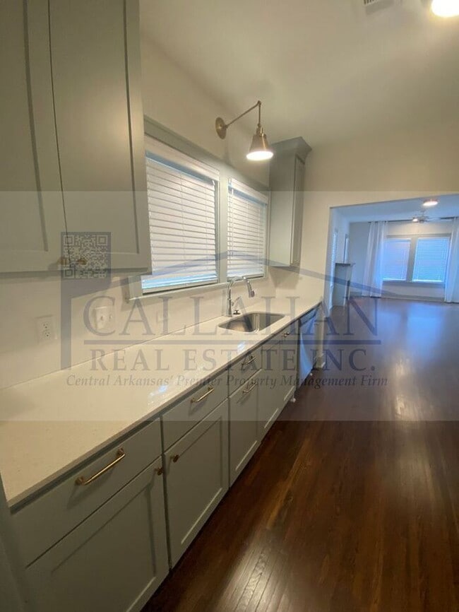 Building Photo - Hillcrest 2 Bedroom Bungalow