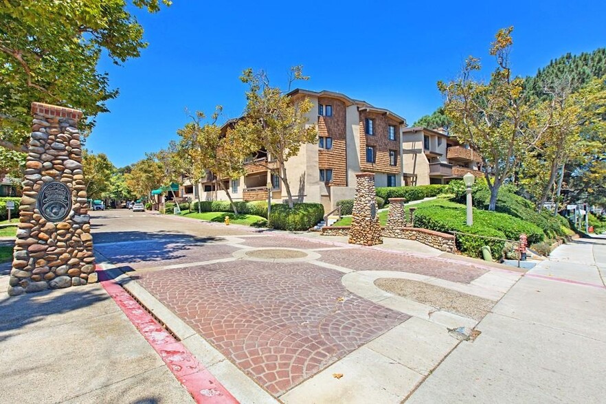 Building Photo - 8870 Villa La Jolla Dr