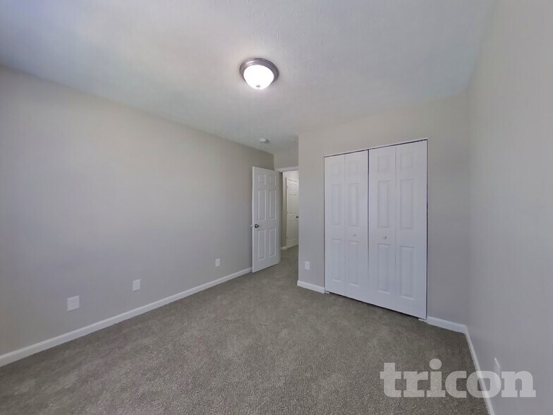 Building Photo - 2337 Middle View Dr