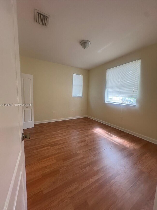 Building Photo - 1662 SE 27th Dr