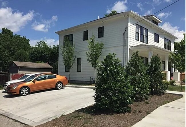 Building Photo - 2 bed/2.5 bath in the Nations!