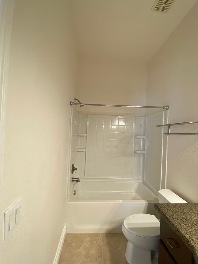 Building Photo - CALVADA VALLEY U.1 - Oakleaf Avenue