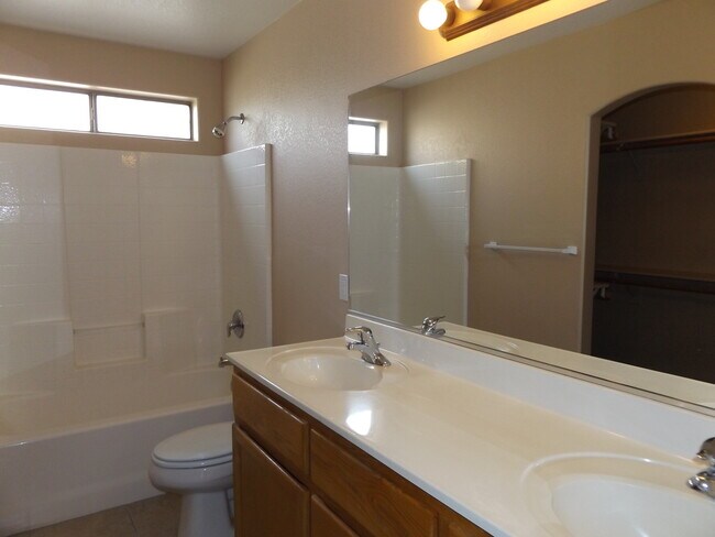 Building Photo - H2889