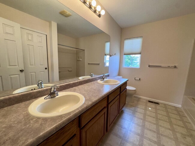 Building Photo - 7031 S Oak Hill Cir