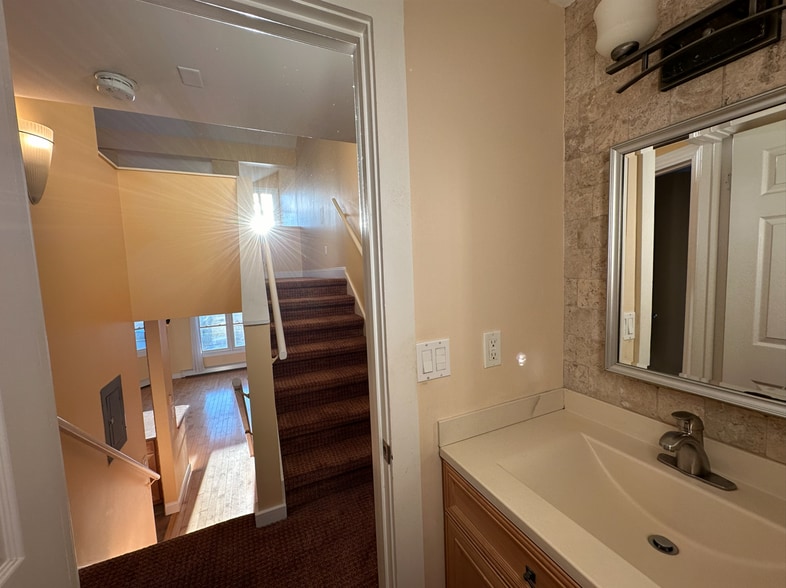 Building Photo - 62 Lakeview Ter