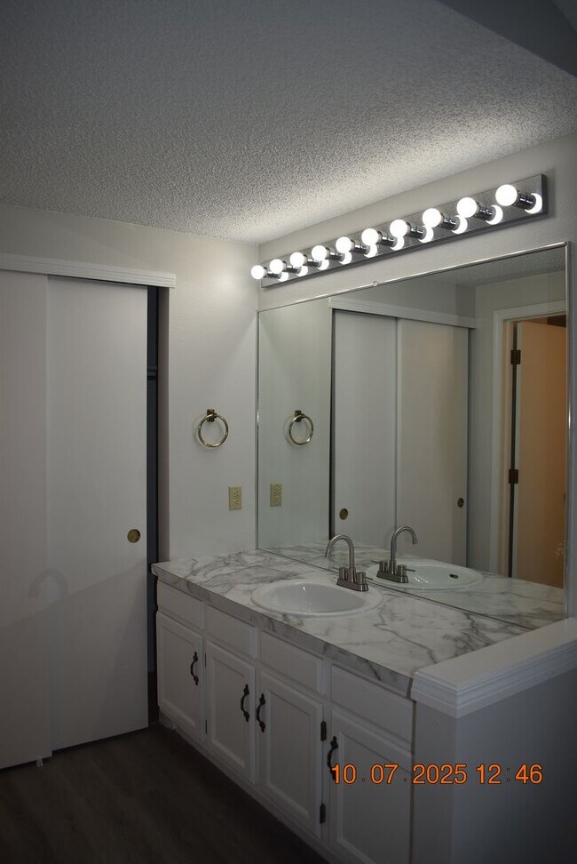 Building Photo - Updated 3 Bed Littleton Townhome