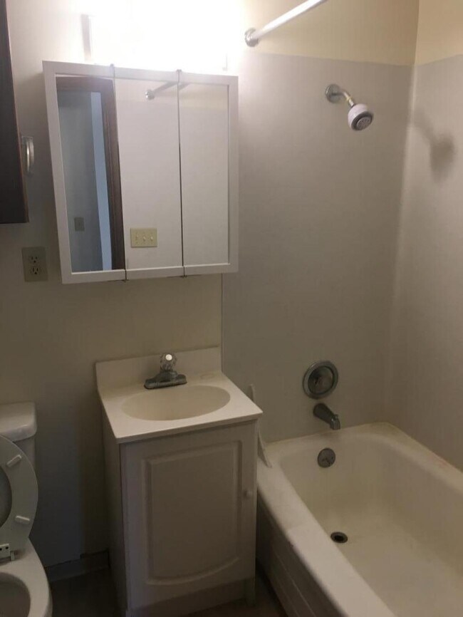 Building Photo - Camelot - 1 bedroom