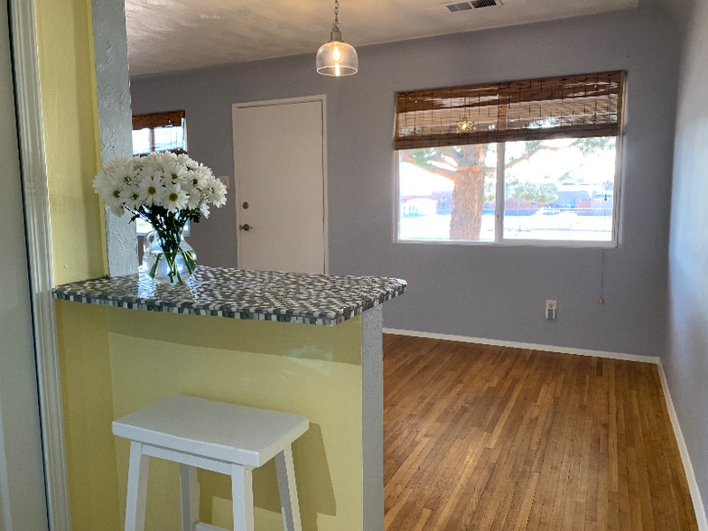 Building Photo - 1032 San Pedro Dr SE