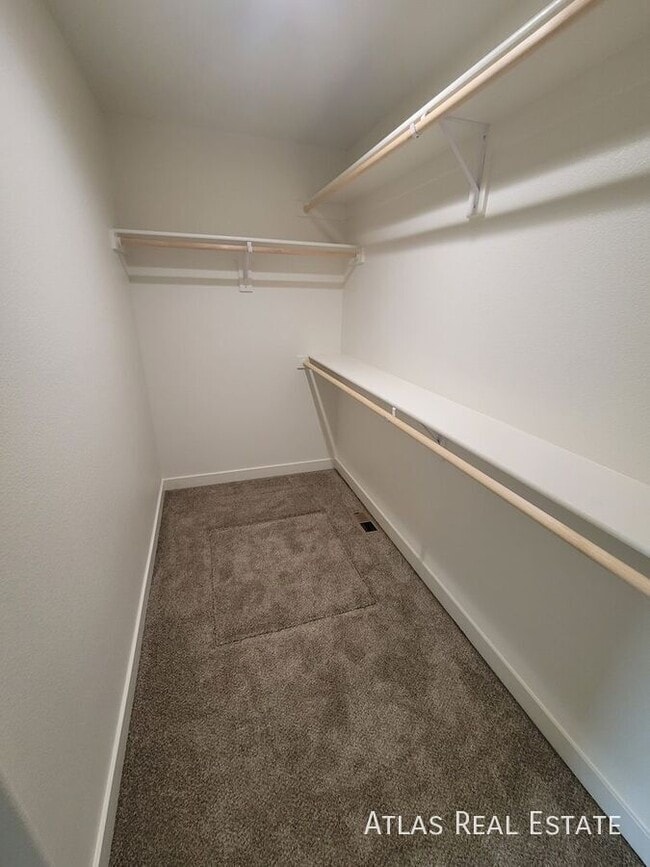 Building Photo - 827 S Laurue Dr