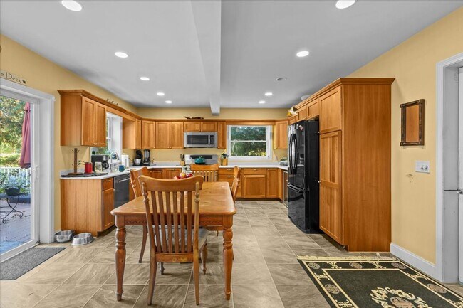 Building Photo - Well-Cared for historic beauty in private setting tucked in the Hill Section