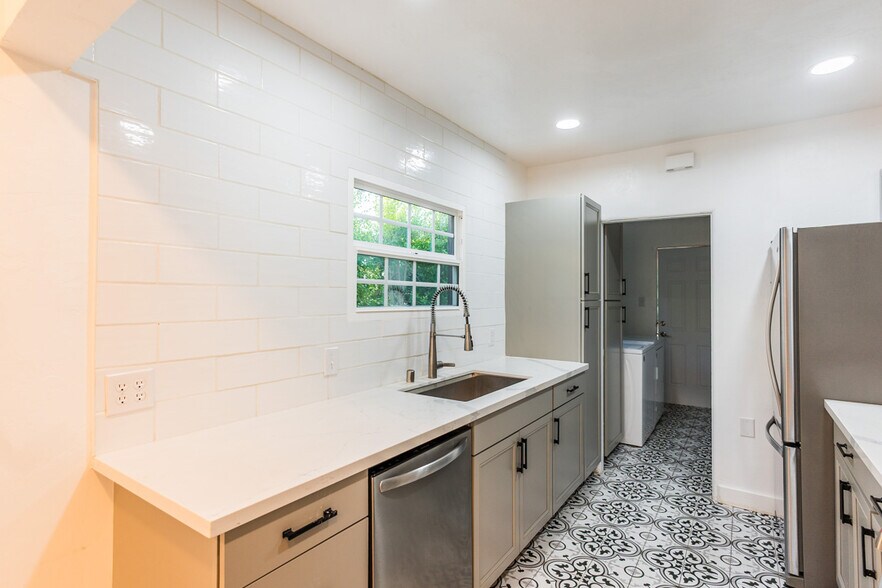 Building Photo - 128 S Harper Ave