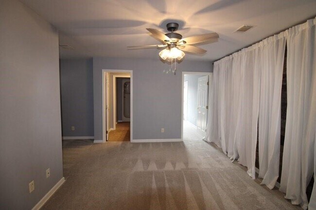 Building Photo - 183 W Commons Dr