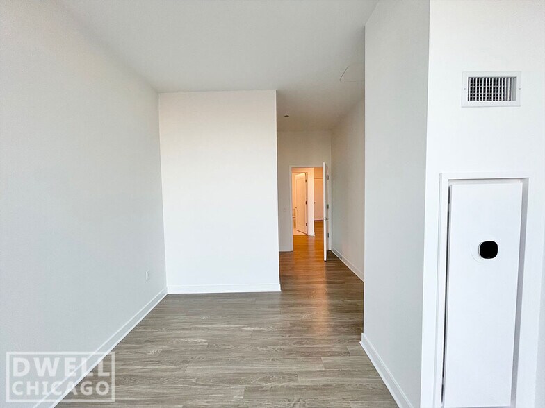 Building Photo - 2337 N Lincoln Ave