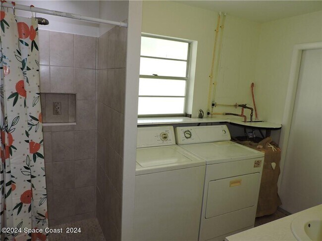 Building Photo - 952 Seneca Ave