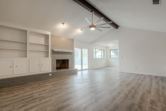 Building Photo - 2503 Versailles Dr
