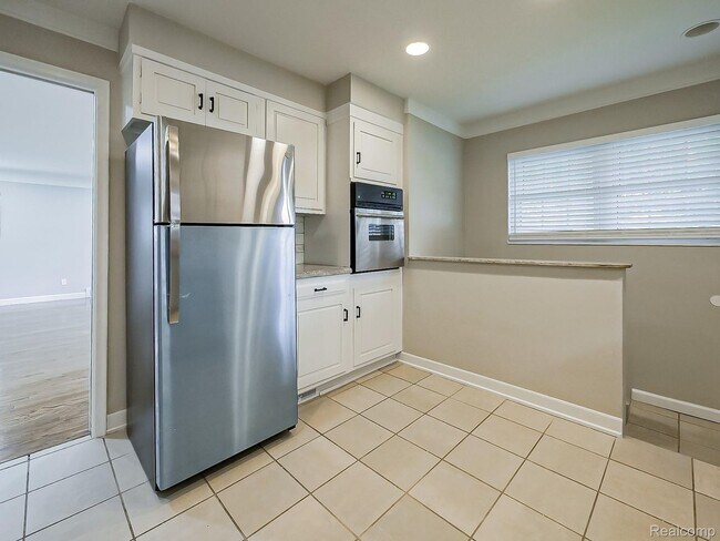 Building Photo - $2300 3 bed 2 bath bungalow