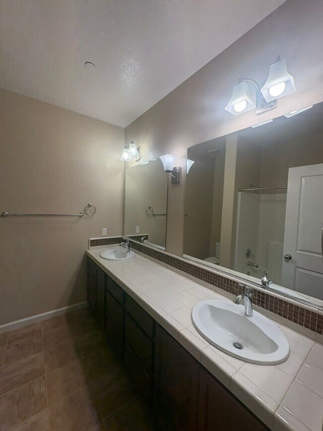 Building Photo - 4 bedroom 3 bath stunner in Sparks