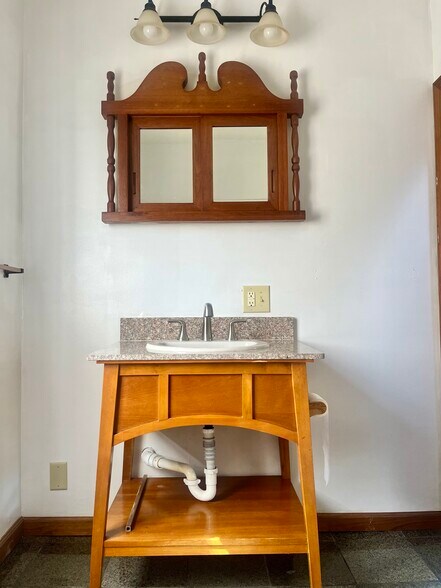 Bathroom view - 3735 Park Ave W