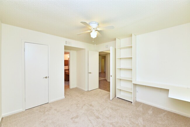 Building Photo - 2035 Shorewood Ln