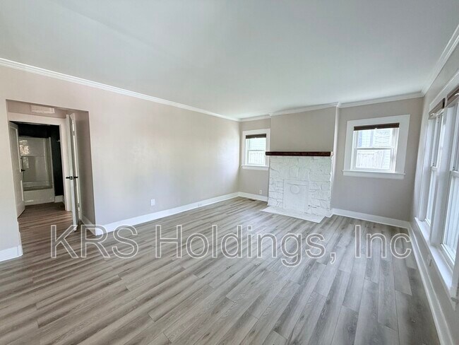 Building Photo - 512 N Maple St