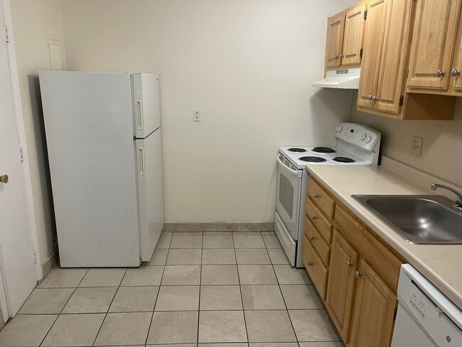 Building Photo - FREE MONTH  PACKARS CORNER BU AREA  Modern 1 bed with Large LR and BR areas, HT and HW Inc NO FEE