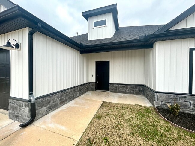 Building Photo - Centerton Home Available NOW! 4 bed, 2 full bath no carpet home. LARGE fenced backyard