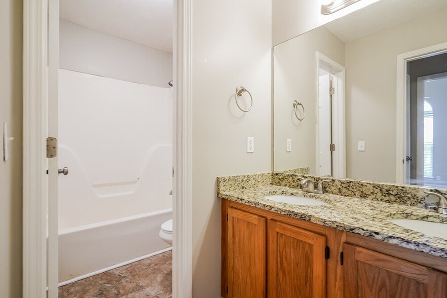 Building Photo - 654 Mable Dr