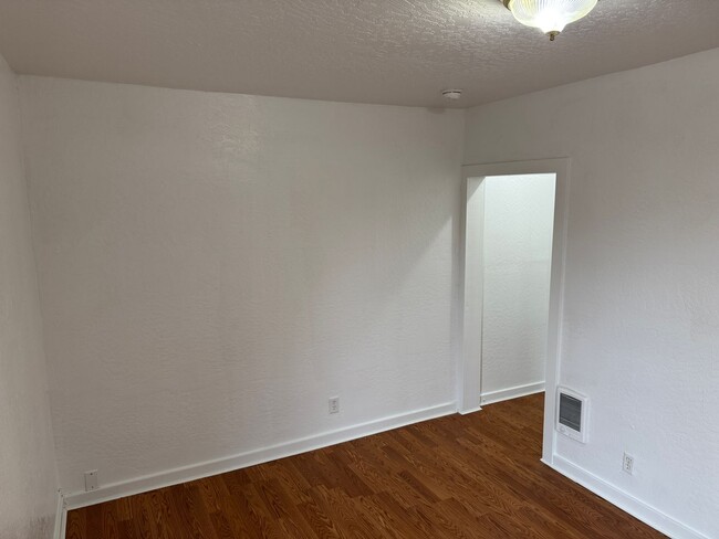 Building Photo - Updated 3 bedroom, 1 bath house in Springfield!