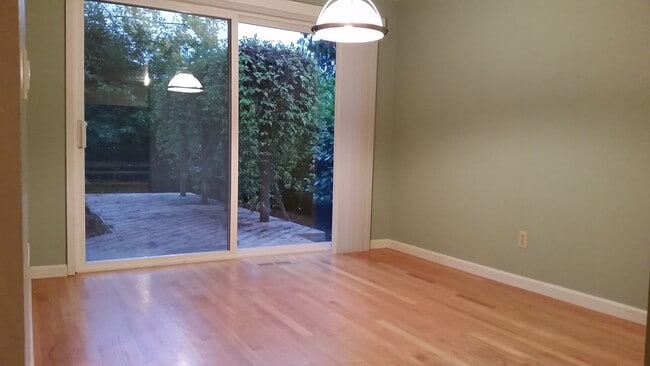 Building Photo - Cozy 4 beds with huge bonus room in Bellevue with private access to Phantom Lake