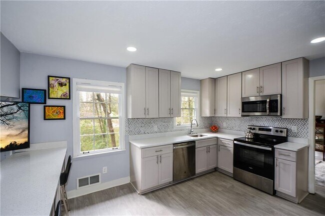 Building Photo - 643 Navarre Dr