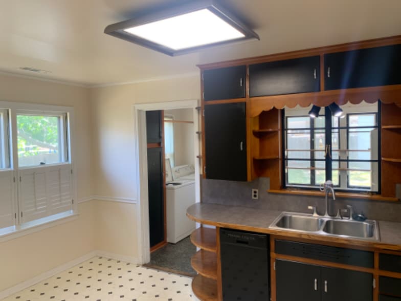 Building Photo - 533 E 9th St