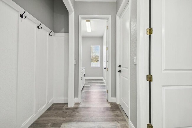 Building Photo - 6644 Country Club Rd